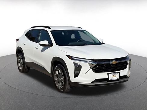 Used 2025 Chevrolet Trax LT image 3