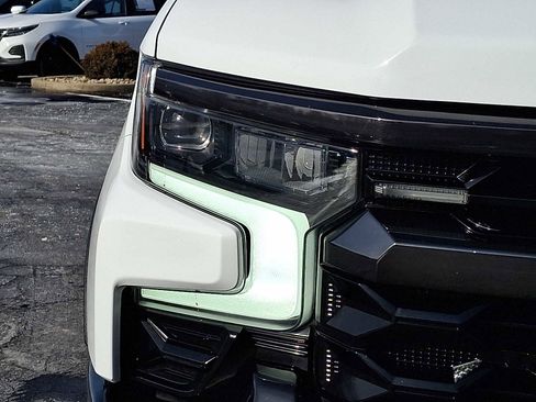 Used 2023 Chevrolet Silverado 1500 ZR2 image 9