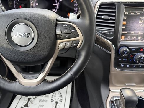 Used 2017 Jeep Grand Cherokee Overland w/ Jeep Active Safety Group image 40