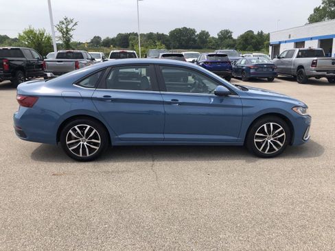 Used 2025 Volkswagen Jetta SE FWD image 8
