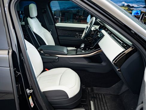 Used 2025 Land Rover Range Rover Sport Dynamic SE image 23