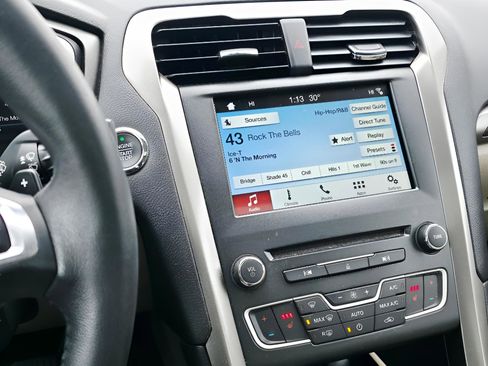 Used 2018 Ford Fusion SE w/ Fusion SE Technology Package image 30