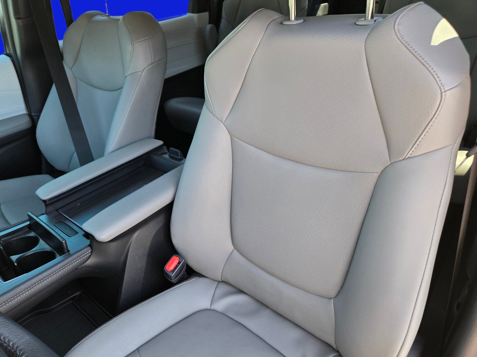 Used 2026 Toyota Sienna XLE FWD image 16
