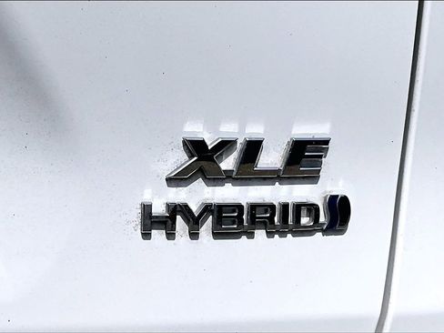 Used 2024 Toyota RAV4 XLE AWD/4WD image 21