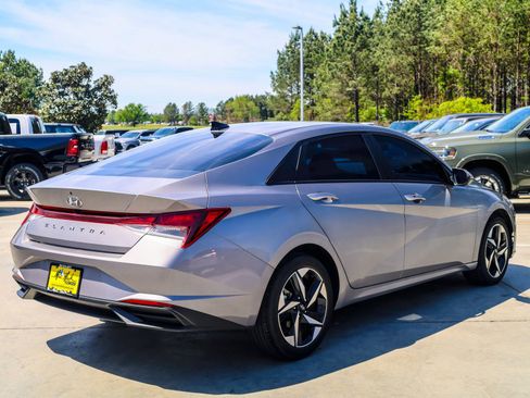 Used 2023 Hyundai Elantra SEL w/ Convenience Package image 6