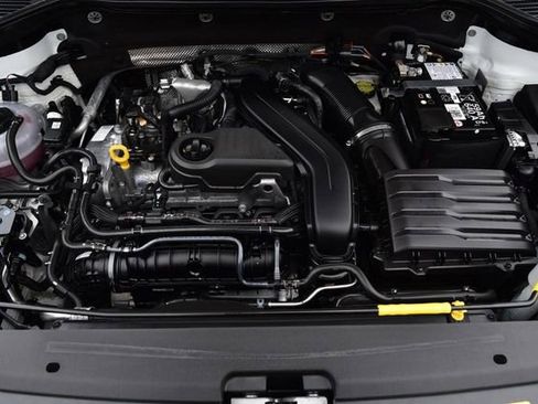 Certified 2025 Volkswagen Taos SE FWD image 25