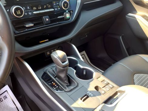 Used 2023 Toyota Highlander XSE FWD image 24