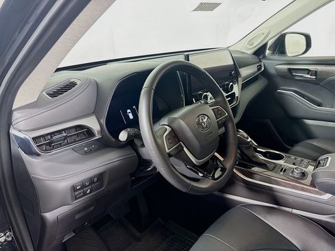 Certified 2024 Toyota Highlander Platinum AWD/4WD image 10