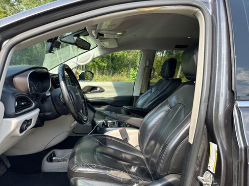 Used 2017 Chrysler Pacifica Touring-L FWD image 10