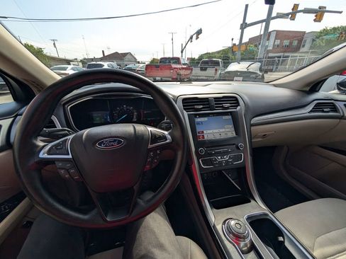 Used 2017 Ford Fusion SE FWD image 21