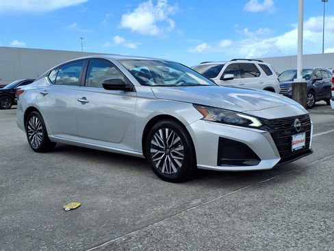 Used 2024 Nissan Altima 2.5 SV FWD image 2