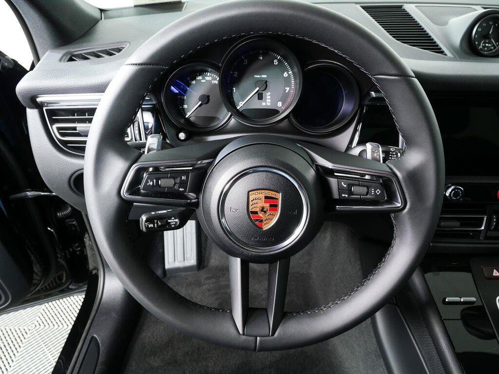 Certified 2026 Porsche Macan AWD/4WD image 9