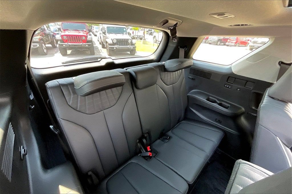 Used 2025 Hyundai Palisade Limited FWD image 31