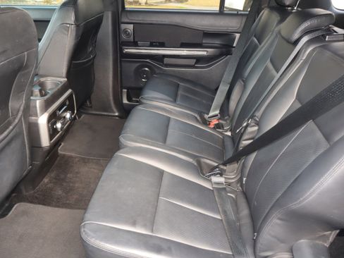 Used 2018 Ford Expedition XLT image 19