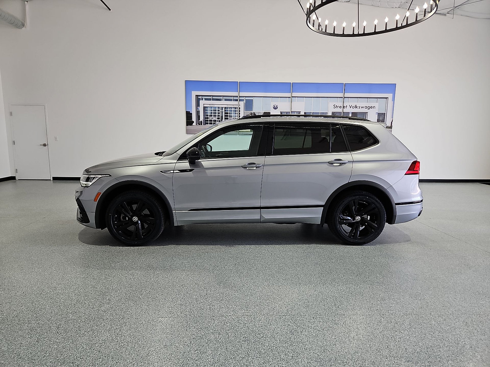 Used 2023 Volkswagen Tiguan SE R-Line FWD image 5