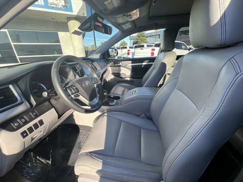 Used 2019 Toyota Highlander XLE image 19