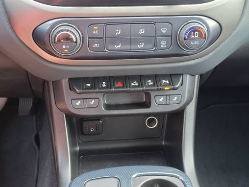 Used 2020 Chevrolet Colorado Z71 AWD/4WD image 17