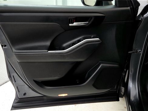 Used 2023 Toyota Highlander XLE AWD/4WD image 23