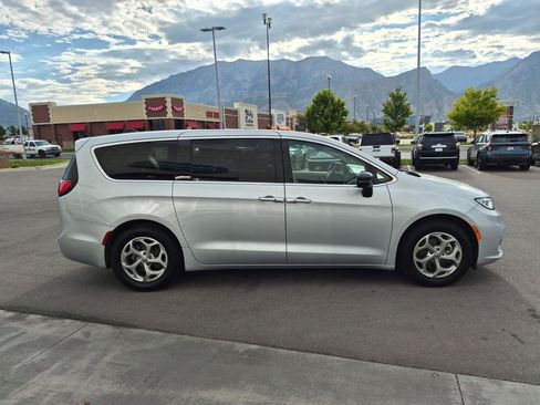 Used 2024 Chrysler Pacifica Limited FWD image 2