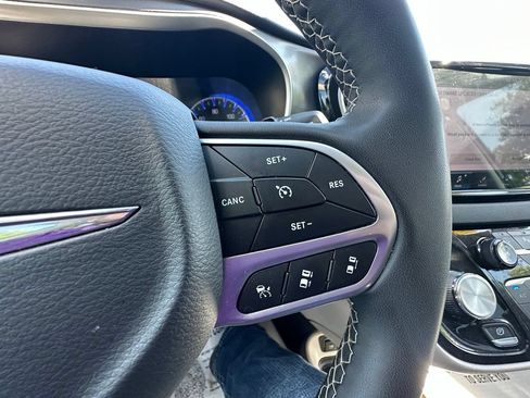 Used 2023 Chrysler Pacifica Touring-L FWD image 17