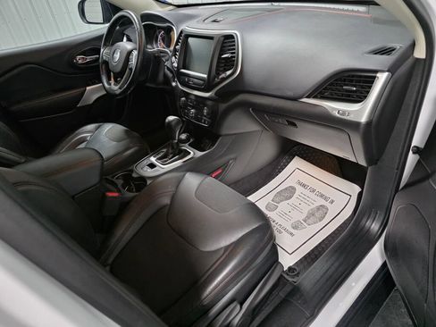 Used 2018 Jeep Cherokee Trailhawk w/ Cold Weather Group AWD/4WD image 8
