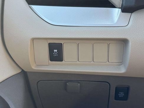Used 2015 Toyota Sienna LE FWD image 25