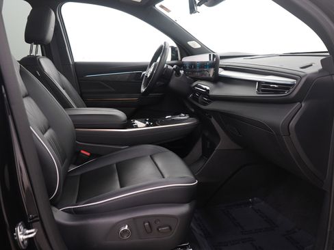 Used 2025 Buick Enclave Avenir image 15