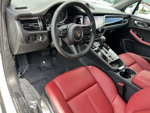 New 2025 Porsche Macan image 4