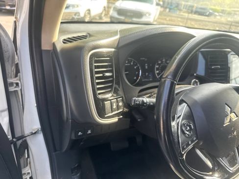 Used 2020 Mitsubishi Outlander SE AWD/4WD image 17