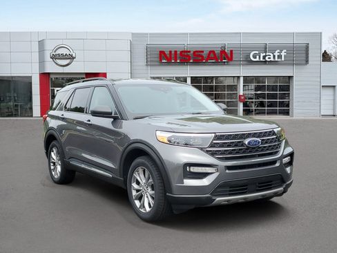 Used 2023 Ford Explorer XLT w/ Equipment Group 202A AWD/4WD image 2