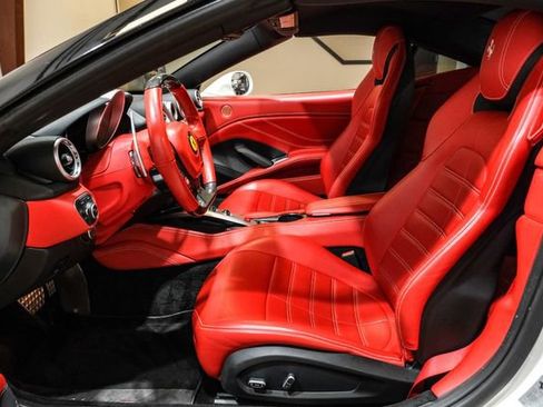 Used 2018 Ferrari California T image 3