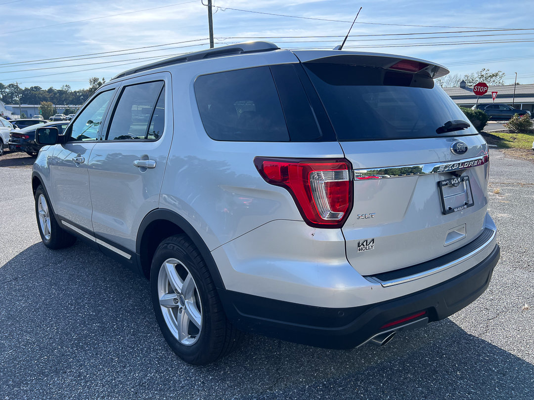 Used 2018 Ford Explorer XLT w/ Equipment Group 201A FWD image 4