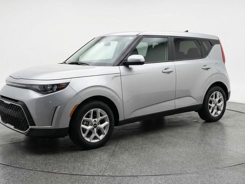 Used 2025 Kia Soul LX w/ LX Technology Package image 3