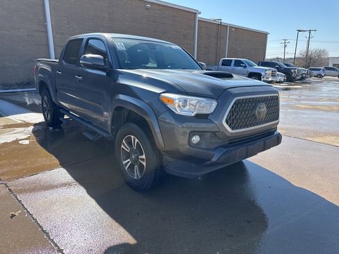 Used 2018 Toyota Tacoma TRD Sport image 3