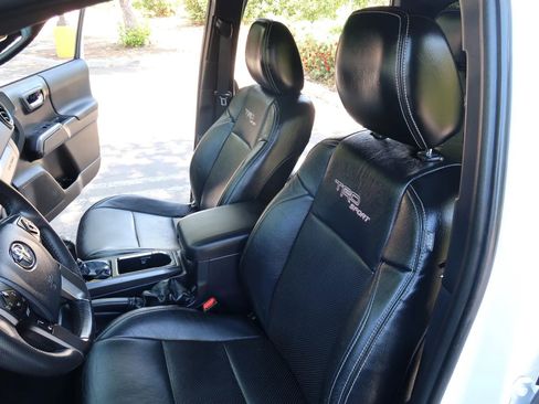 Used 2018 Toyota Tacoma TRD Sport w/ Technology Package image 16