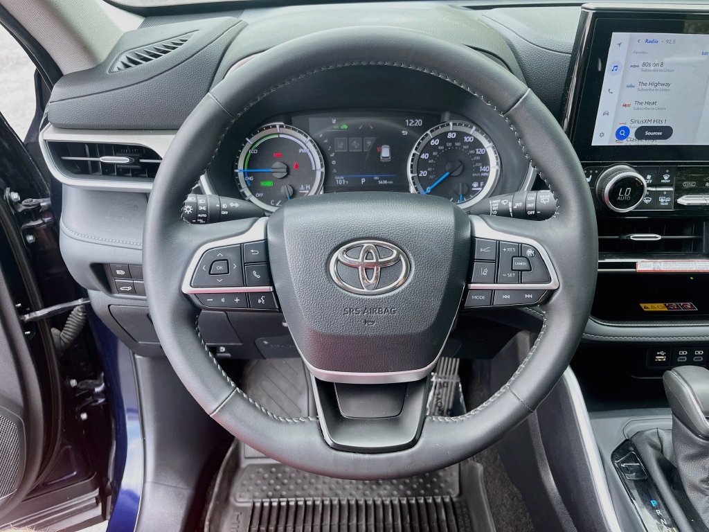 Used 2025 Toyota Highlander XLE AWD/4WD image 11