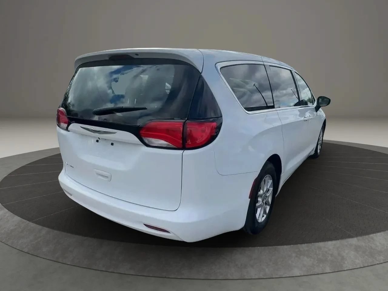 Used 2022 Chrysler Voyager LX FWD image 5