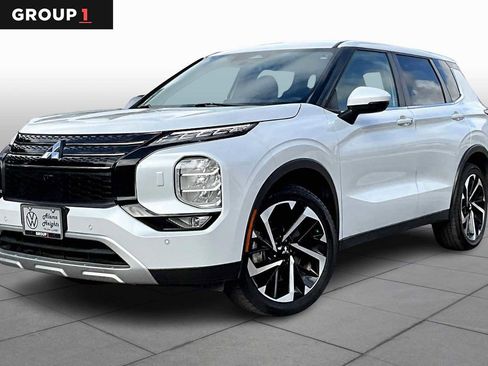Used 2023 Mitsubishi Outlander SE image 1