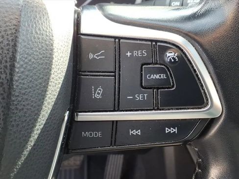 Used 2020 Toyota Highlander XLE image 29