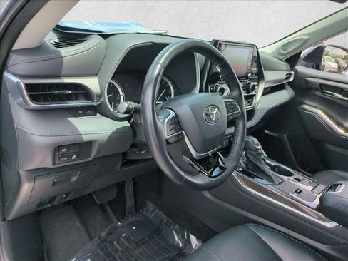 Used 2022 Toyota Highlander Limited FWD image 10