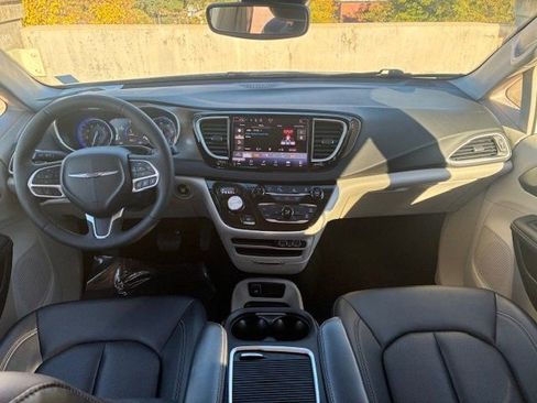 Used 2024 Chrysler Pacifica Touring-L image 16