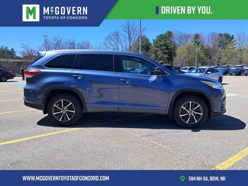 Used 2017 Toyota Highlander XLE w/ Carpet Mat Package AWD/4WD image 2