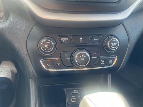 Used 2018 Jeep Cherokee Latitude Plus FWD image 20