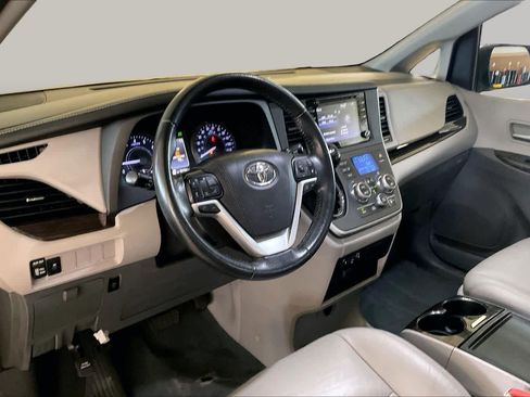 Used 2020 Toyota Sienna XLE FWD image 16