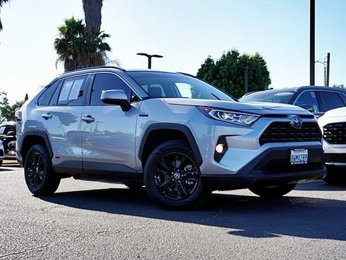 Used 2021 Toyota RAV4 XLE AWD/4WD image 2