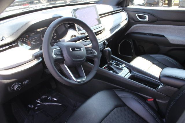 Used 2024 Jeep Compass Latitude AWD/4WD image 3
