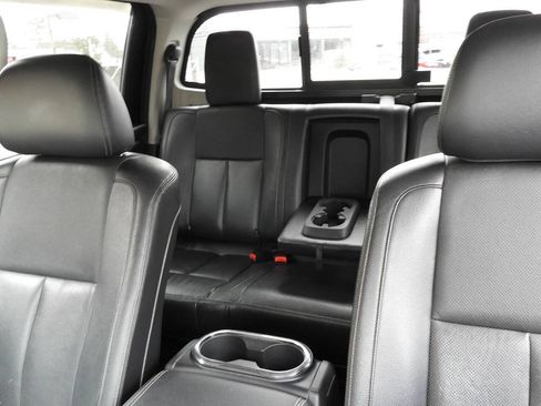 Used 2018 Nissan Titan SL w/ Chrome Package AWD/4WD image 42