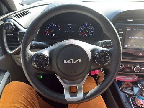 Used 2022 Kia Soul LX FWD image 3