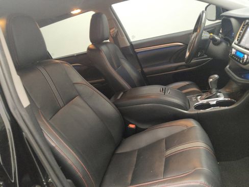 Used 2019 Toyota Highlander SE FWD image 21