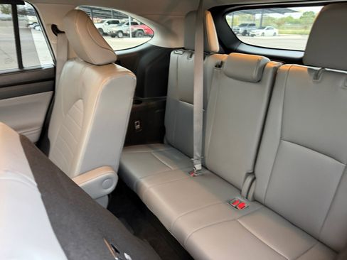 Used 2023 Toyota Highlander XLE image 25